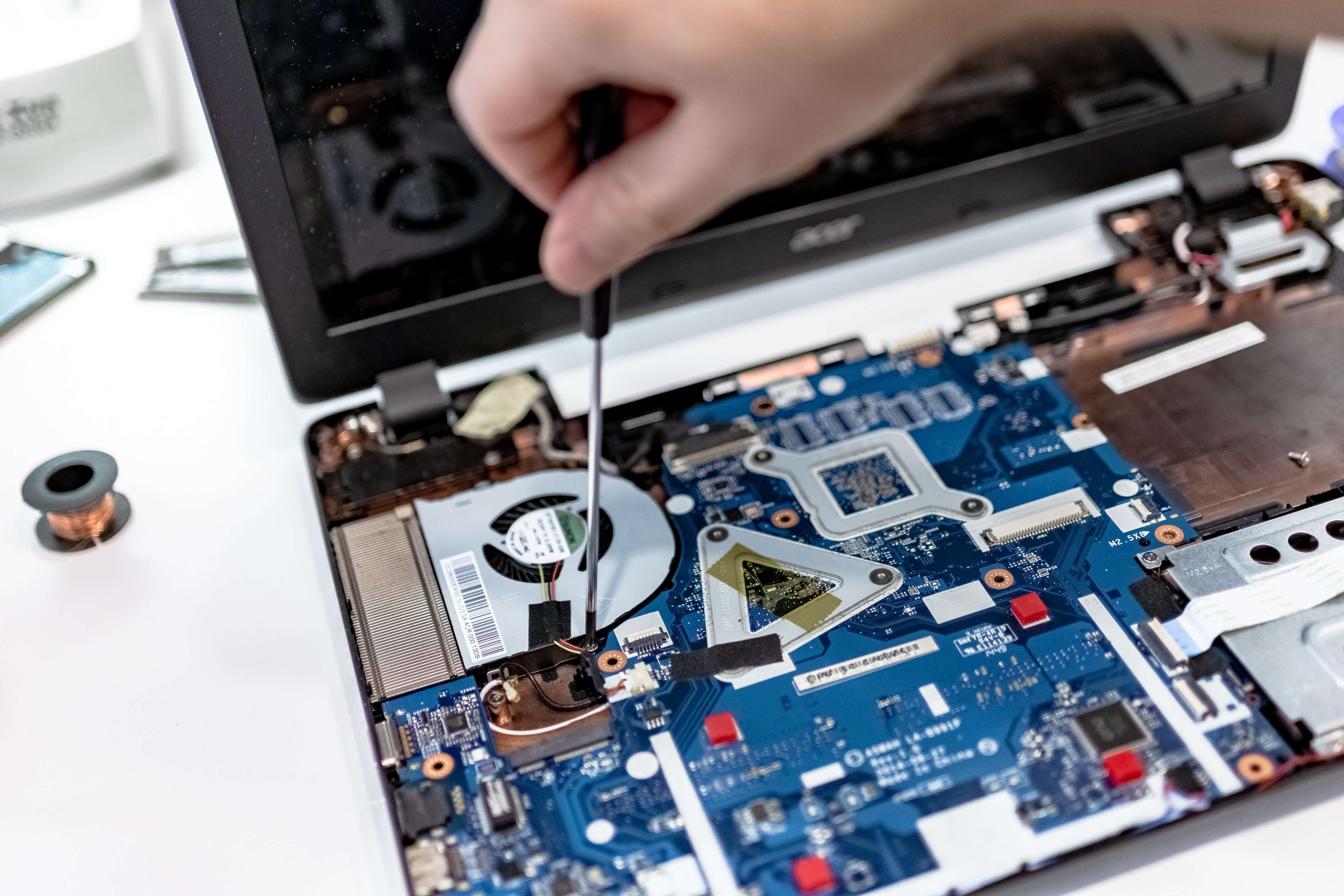 Hombre arreglando computadora